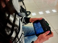 Учасниця заходу опановує навички керування дроном на симуляторі