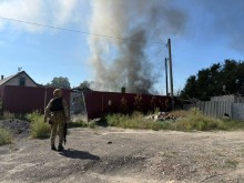 Правоохоронець біля зруйнованого окупантами подвір'я