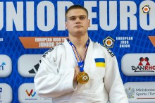 Дзюдоїст з Донеччини Іван Гармаш  тримає медаль