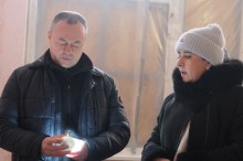 Ігор Бойко тримає лед лампу, для пунктів незламності.