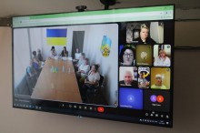 Момент онлайн-трансляції відкритої розмови з ветеранами та родинами загиблих (померлих) Захисників і Захисниць України у Дружківській міській громаді. У залі присутні представники місцевої влади й родини Героїв, до обговорення долучаються учасники відеоконференції: представники обласних структур, Пенсійного фонду та соціальних служб.