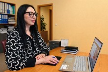 Учасниця зустрічі методичного мосту “Селидове – Березівка” працює над матеріалами та ділиться напрацюваннями освітньої спільноти.