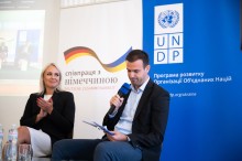 Директор Департаменту соціальної роботи Мінветеранів Наталією Гуменюк та представник UNDP під час панельної дискусії