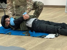 Молодь опануває навички з накладання турнікету