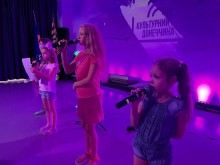 Діти співають на сцені хабу