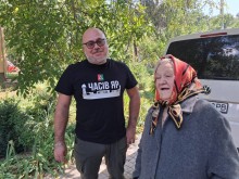 Начальник Часовоярської МВА Валерій Чаус привіз бабусю до Будинку ветеранів
