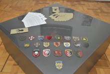 Шеврони різних українських бригад на виставковому стенді