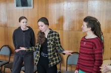 Актори у різноманітних позиціях практикують нові театральні навички