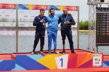 Владислав Єпіфанов із золотою медаллю на п’єдесталі чемпіонату Європи з пара каное в Португалії