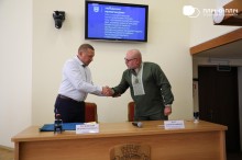 Кременчуцький міський голова Віталій Малецький та начальник Часовоярської міської військової адміністрації Сергій Чаус тиснуть один одному руки.