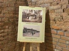 Стенд на мольберті з архівними чорно-білими фотографіями, що демонструють історичний побут та відпочинок у Святих Горах.