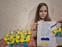 Учасник заходу "Святий Миколай несе мир у Донецький край" зі своєю листівкою.