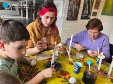 Учасники майстер-класу створюють прикраси для дерева