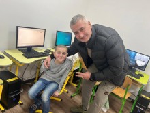 Начальник Сіверської МВА Олексій Воробйов поруч з хлопчиком у комп'ютерному класі