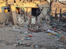 Зруйнований двір після ворожого обстрілу