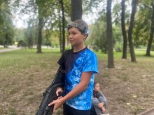 Підліток тримає лазерний тагер