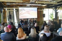 Заступник Міністра у справах ветеранів України Руслан Приходько, директор департаменту соціальної політики Міністерства у справах ветеранів України Наталя Гуменюк разом з начальником управління з питань ветеранської політики Артуром Насібяном під час обговорення роботи, що ведеться в області для підтримки ветеранів та членів їхніх сімей.