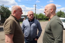 Олександр Журавльов, Юрій Винокуров та Вадим Філашкін обговорюють хід ремонтних робіт на дорогах Донеччини.