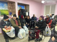 Будинок ветеранів. Переселенці з Часовоярської громади, люди похилого віку, тримають гуманітарні набори.
