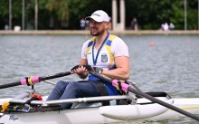 Спортсмен у байдарці тримає весла.