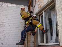 Рятувальники Донеччини на практичному навчанні з порятунку людини з висоти