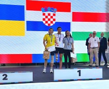 Вероніка Коржова тримає нагороди разом з іншими спортсменками в Стамбулі.