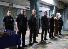 Вадим Філашкін стоїть спільно з начальником ГУНП в Донецькій області Русланом Осипенком.