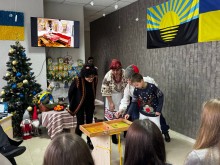 Учасники заходу складають пазл єдиної та неподільної України. Одягнені у вишиванки.