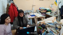 Викладач показує студентці, як працювати з одягом
