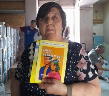 Жінка з інформаційною брошурою про протидію гендерно зумовленому насильству під час кампанії з поширення матеріалів у Дружківській громаді