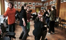 Актори у різноманітних позиціях практикують нові театральні навички