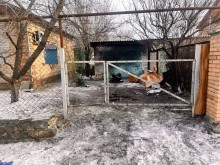 Пошкоджений двір та гараж після ворожого обстрілу