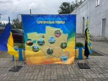 Стенд Старомлинівської громади з прапорами України та Донецької області