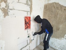 Майбутні маляри-штукатури, здобувачі освіти Лиманського професійно-технічного училища, під час виробничої практики