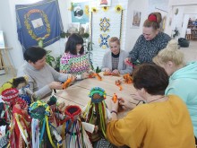 Ганна проводить майстер – клас з  лялькарства для переселенців  у центрі підтримки «ЯМаріуполь» у Чернівцях