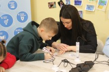 діти створюють 3D малюнки новорічних прикрас