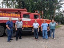 Представники НПП "Святі Гори" біля переданого пожежного автомобіля