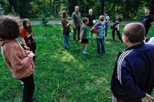 Діти відпочивають на природі