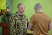 Сергій Дейнека нагороджує бійців ДПСУ