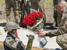 Військовий освідчується коханій у окопі та дарує букет троянд