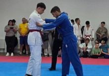 Боротьба спортсменів. Спортсмени на рингу у спортивних костюмах.