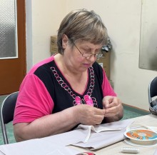 Переселенка шиє адаптивний одяг
