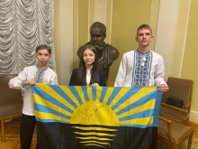 Учні з Донецької області, нагороджені Президентом, тримають прапор Донеччини