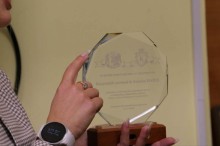 Преставники громад обмінюються подарунками