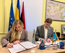 Заступниця начальника Новогродівської МВА Ольга Сидорова та міський голова Калуша Андрій Найда підписують меморандум