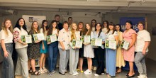 Спільне фото учасників зустрічі. Деякі учасники стоять з подяками.