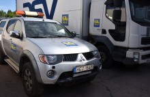 Пікап та вантажівка, передані військовим