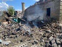 Зруйнована будівля після ворожого обстрілу
