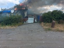 Пожежа в одноповерховому будинку після ворожого обстрілу.