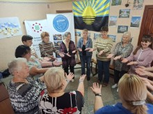 Переселенки з Донецької області беруть участь у занятті «Мир починається з себе: відновлення внутрішніх ресурсів», яке  дозволило кожному відчути єдність, підтримку й силу внутрішніх ресурсів.